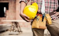Tradie holding their hardhat on their hip with their tool-belt